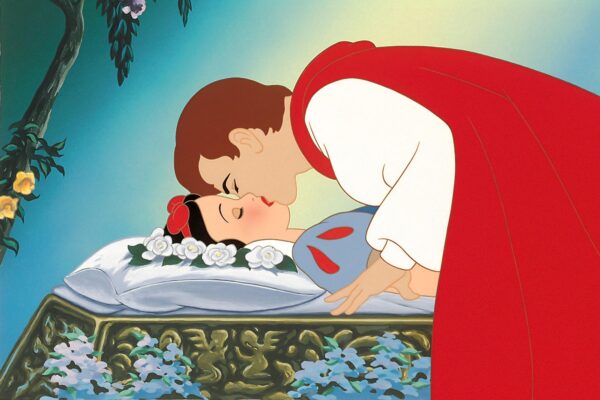 Blancanieves siendo besada inconsciente