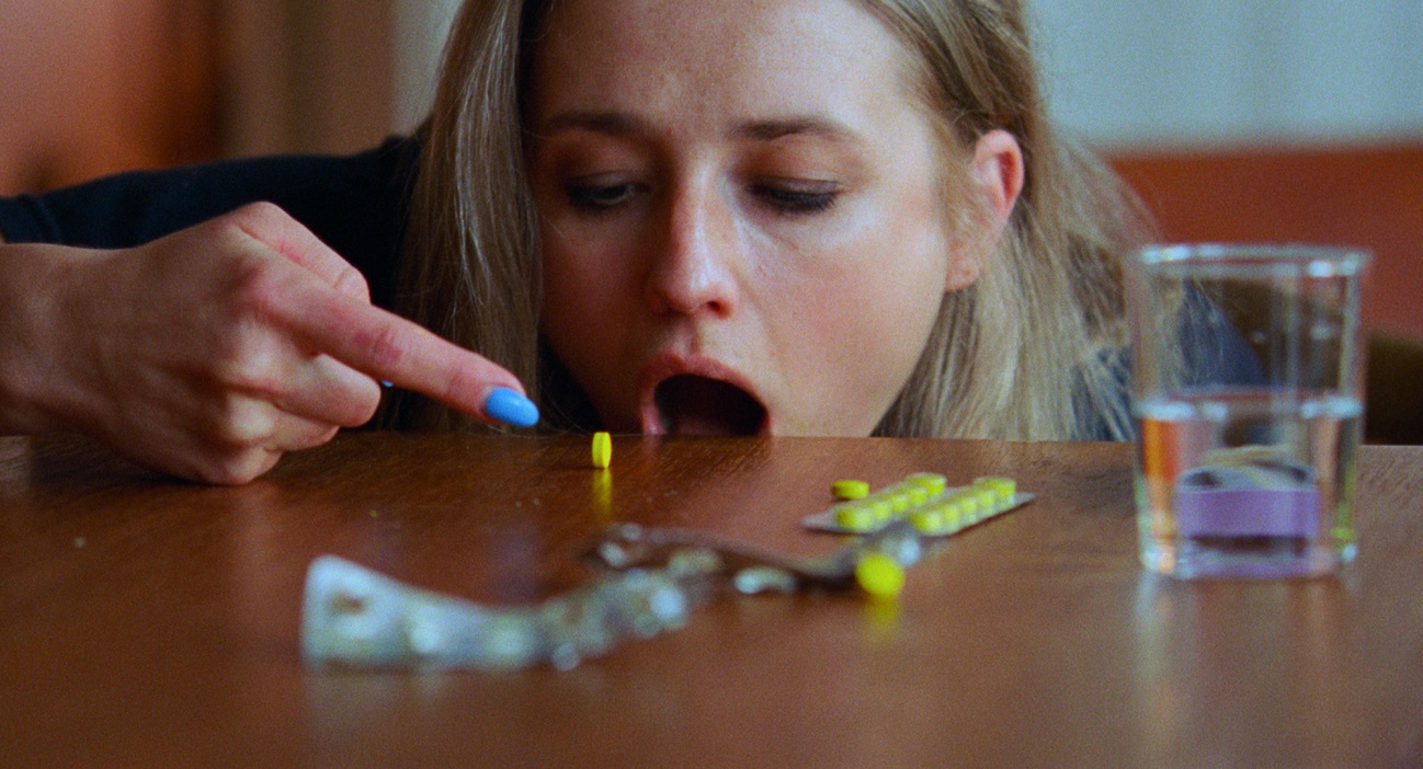 La protagonista de Sick of Myself tomando las pastillas