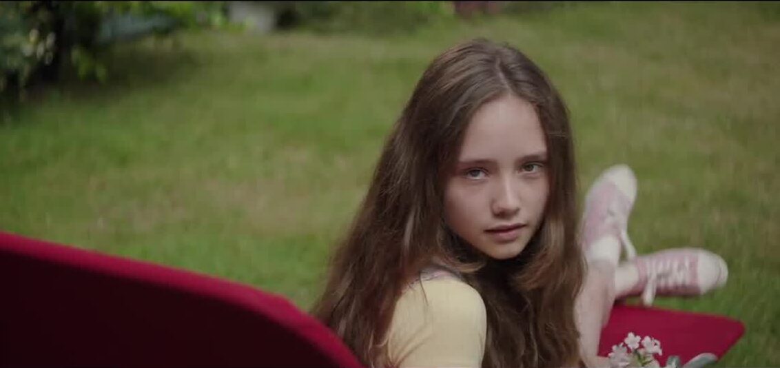 Una, la protagonista de 13 años mirando a cámara de forma insinuante